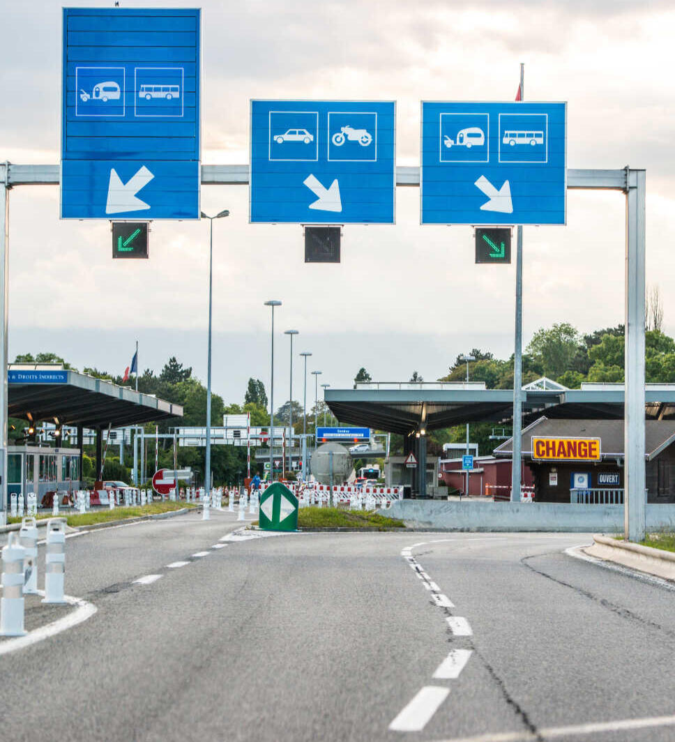 Határátkelőhely vámellenőrzéssel és jelzőtáblákkal – vámügyintézés és zökkenőmentes határátkelés, nyugodt határátkelés biztosítása – Vambroker.hu